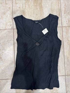 Elegant Black Sleeveless V-Neck Top with Decorative Brooch